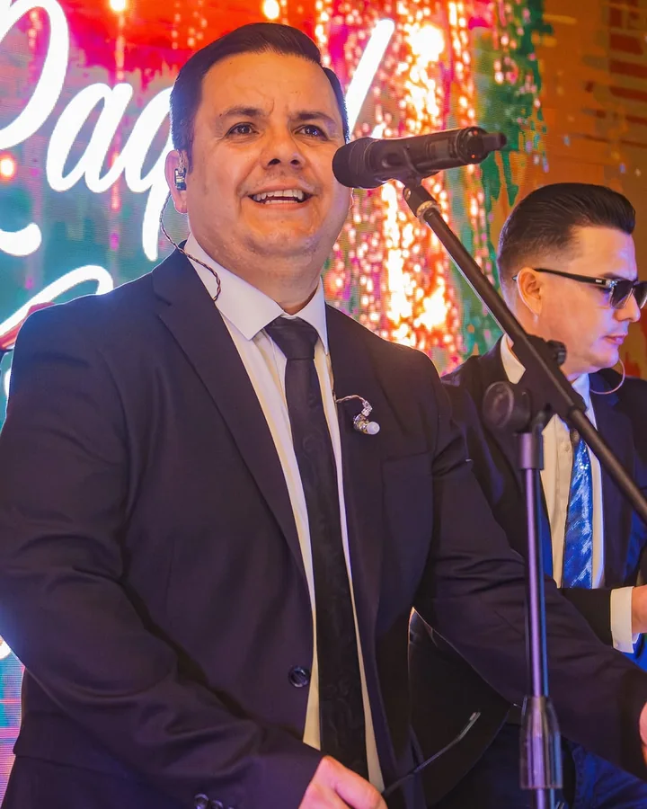 Los cantantes de Mandu'arã en una fiesta de bodas de oro